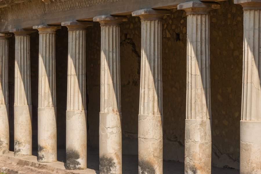 File:Colonnade Villa Poppaea Oplontis Torre Annunziata Italy.jpg