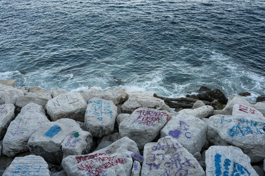 File:Mare di Napoli e rocce.jpg