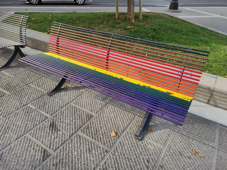 File:Panchina arcobaleno Livorno.jpg