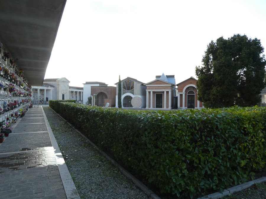 File:Cimitero di Lugagnano 01.jpg