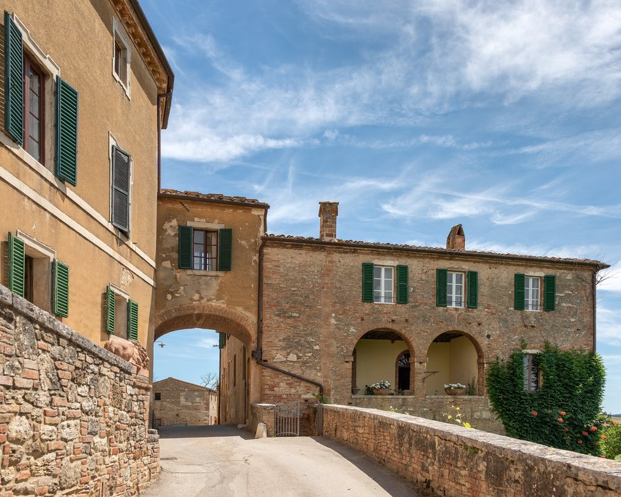 File:Street - Località Lucignano d'Asso, San Giovanni d'Asso, Siena, Italy - June 24, 2018.jpg