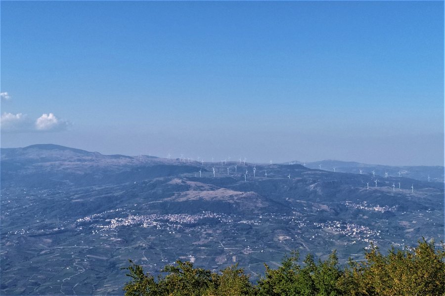 File:Guardia, San Lorenzo e San Lupo dal belvedere di Camposauro.jpg