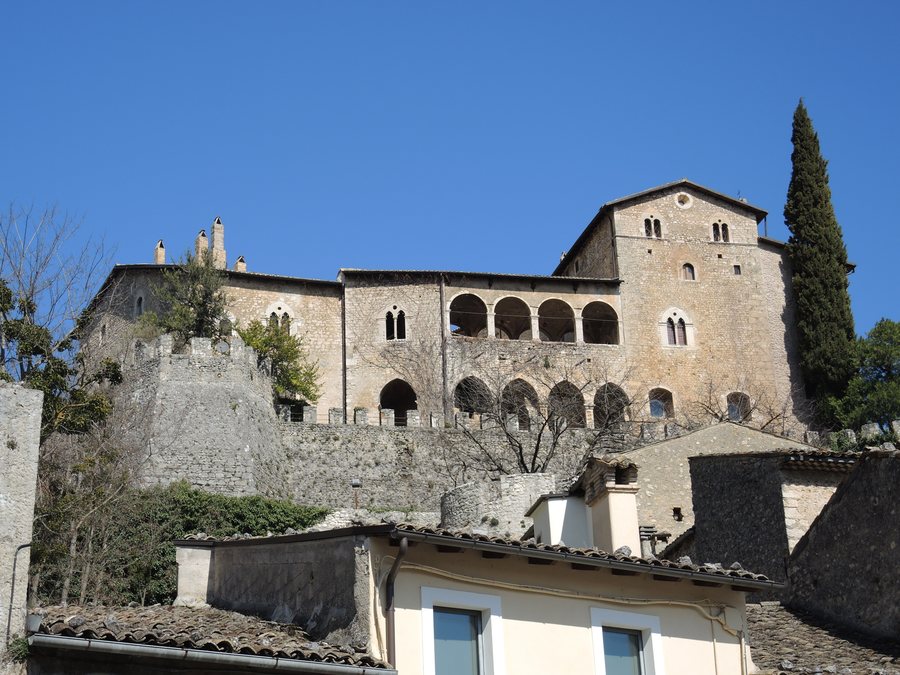 File:Castello di Gagliano Aterno 01.JPG