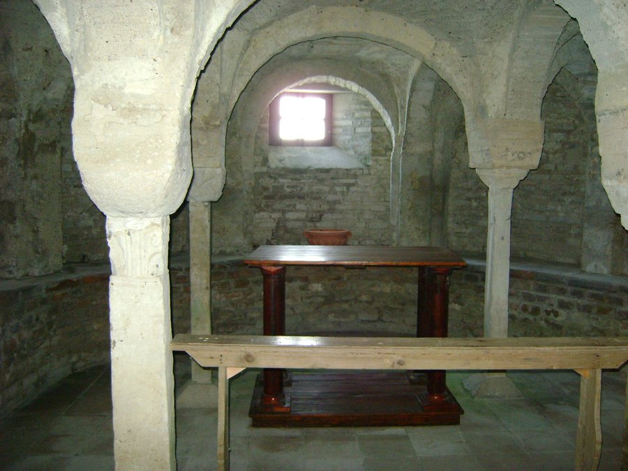 File:Cripta pieve San Pietro in Trento.JPG