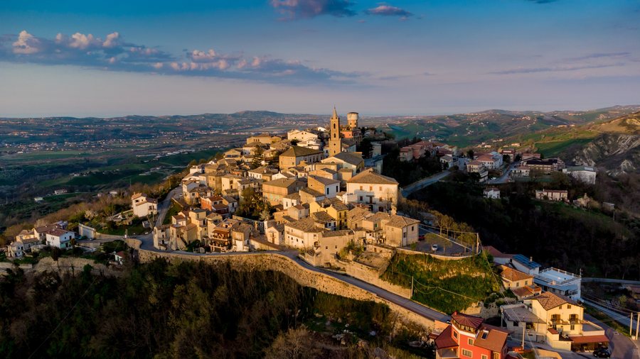 File:Veduta panoramica del borgo di Cellino Attanasio Teramo.jpg