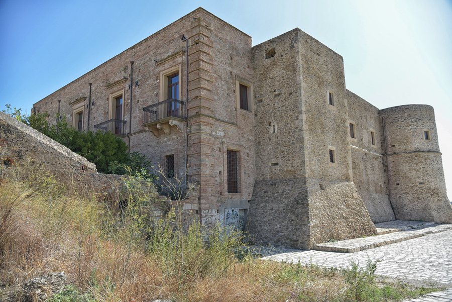 File:Castello di Bernalda 27Set2020.jpg