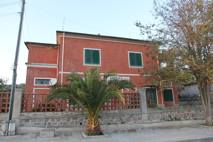 File:Mores - Casa cantoniera - SS 128 bis (01).jpg