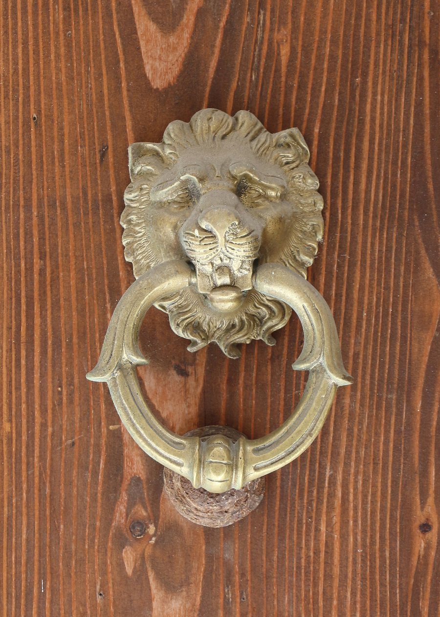 File:Door knocker in Taranto 01.jpg