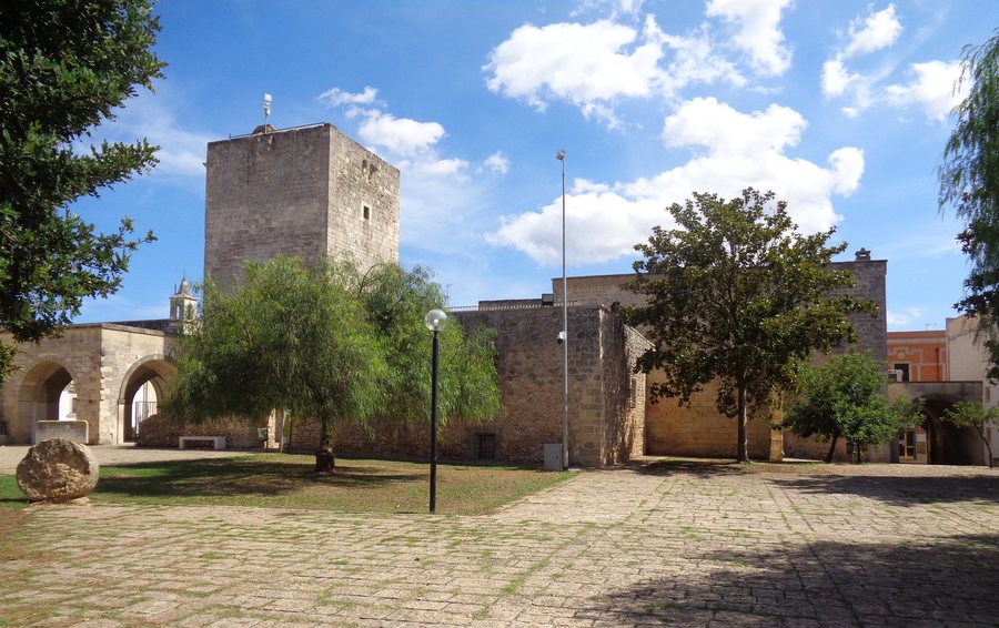 File:Palazzo Baronale di Nociglia - veduta dai giardini.jpg