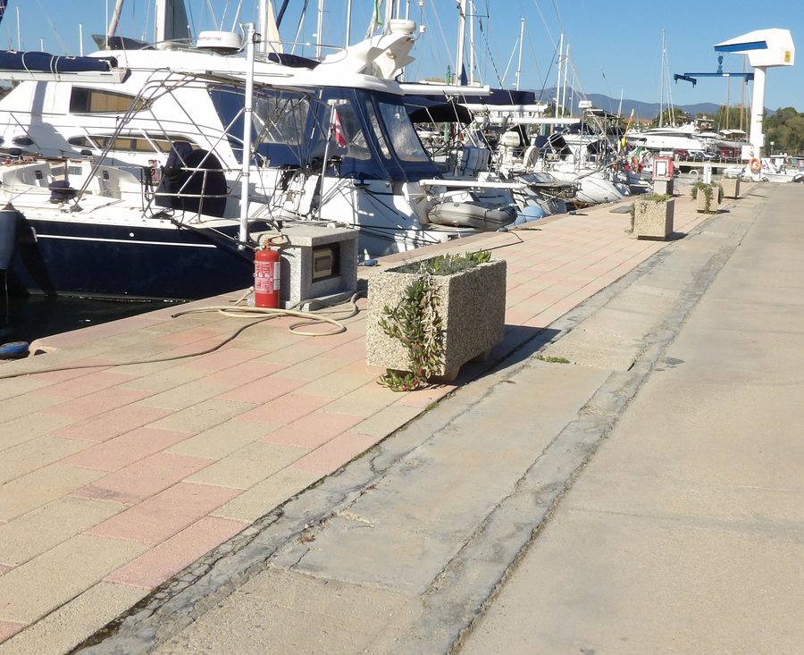 File:Marciapiede nel porto di Capitana.jpg
