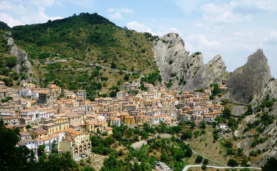 File:Castelmezzano - Province of Potenza, Italy - 3 July 2010.jpg