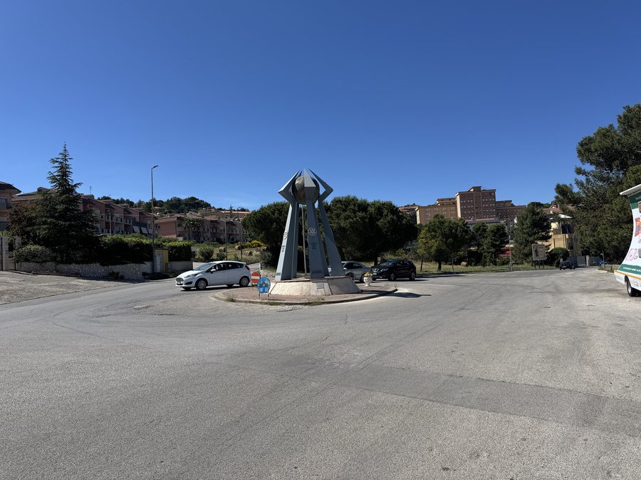 File:Monumento a Mussomeli.jpg