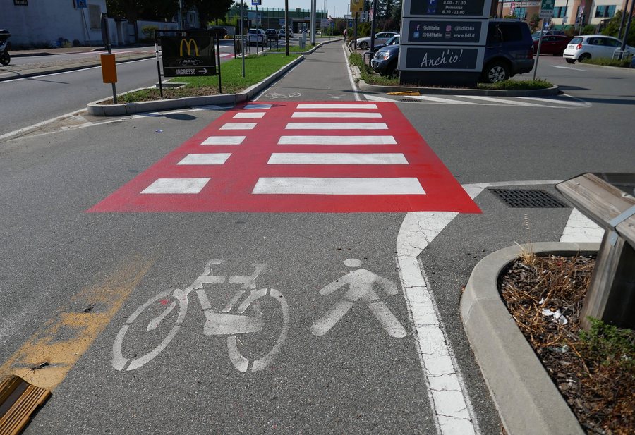 File:Saronno - crossing.jpg