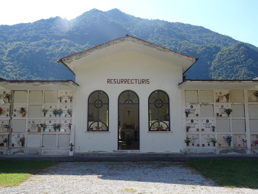 File:Cimitero di Crone - Cappella.jpg