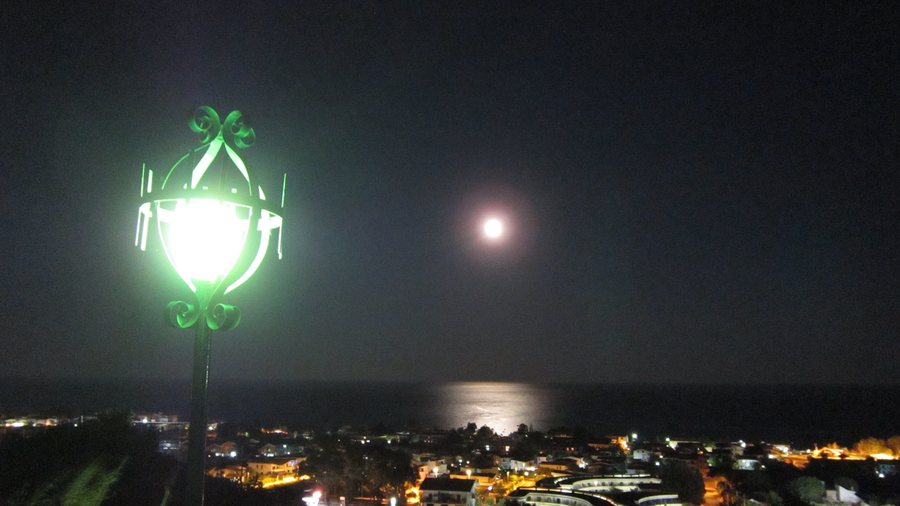 File:Notte Montauro Marina - panoramio.jpg