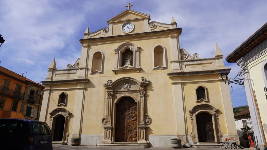 File:Chiesa parrocchiale di Capistrano.jpg