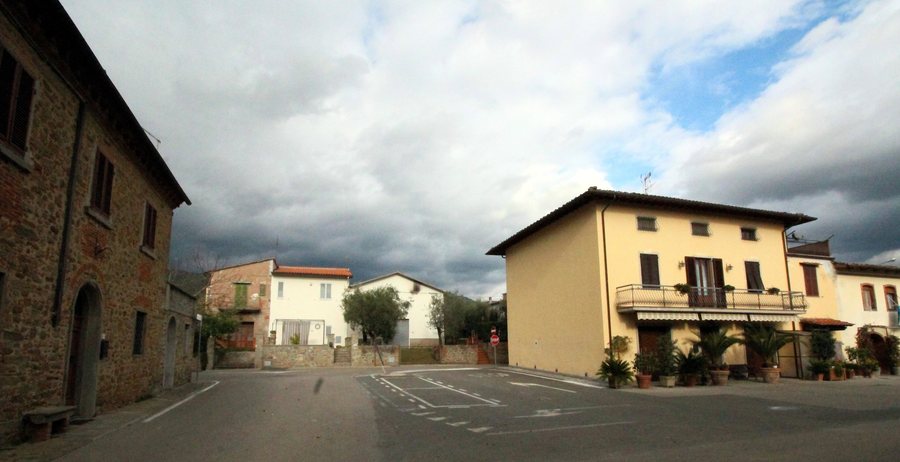 File:Piazza Amelio Vannelli, Traiana,Terranuova Bracciolini, Italia.jpg