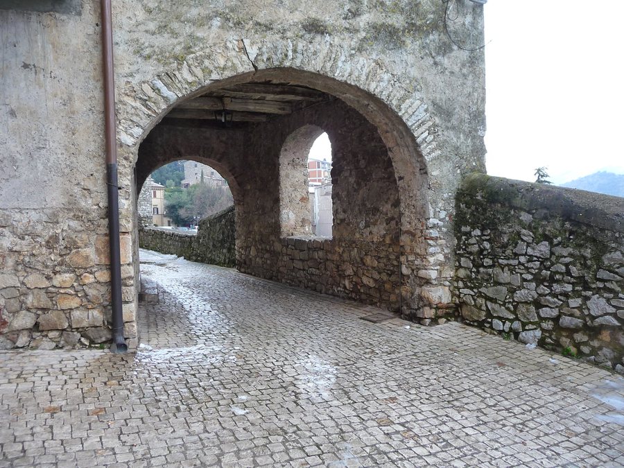 File:Bassiano, arco - panoramio.jpg