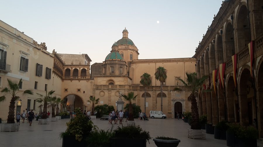 File:Piazza della Repubblica - Mazara del Vallo - Sicily - Italy - panoramio.jpg