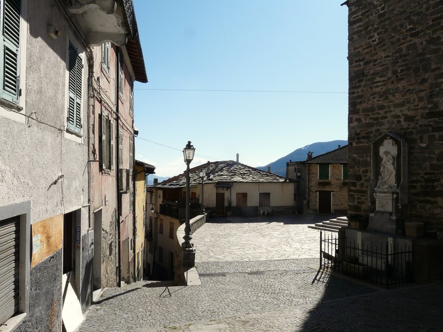 File:Mendatica-centro storico1.jpg
