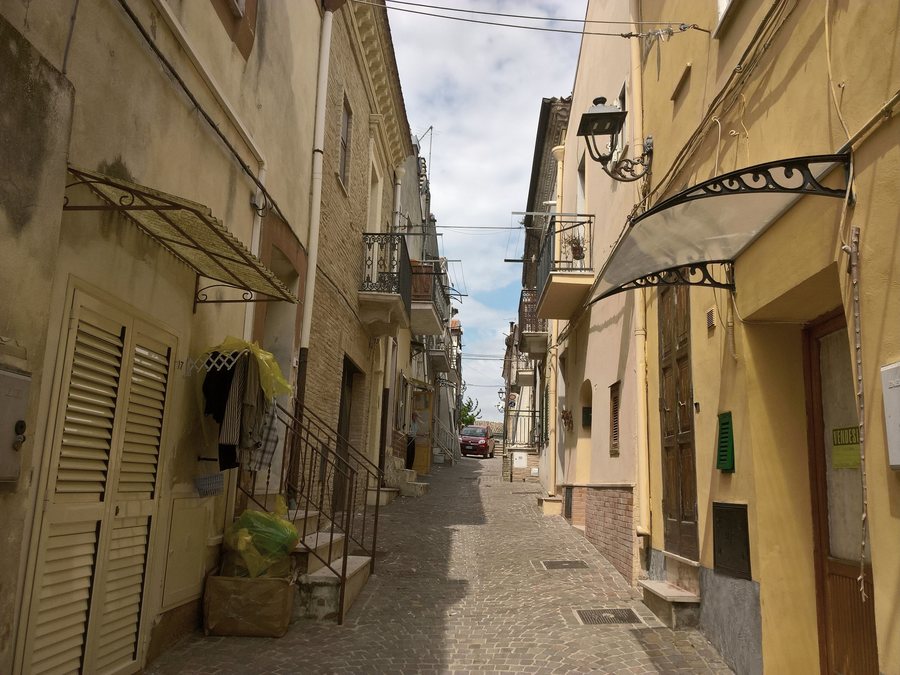 File:Centro storico (Chieuti)01.jpg