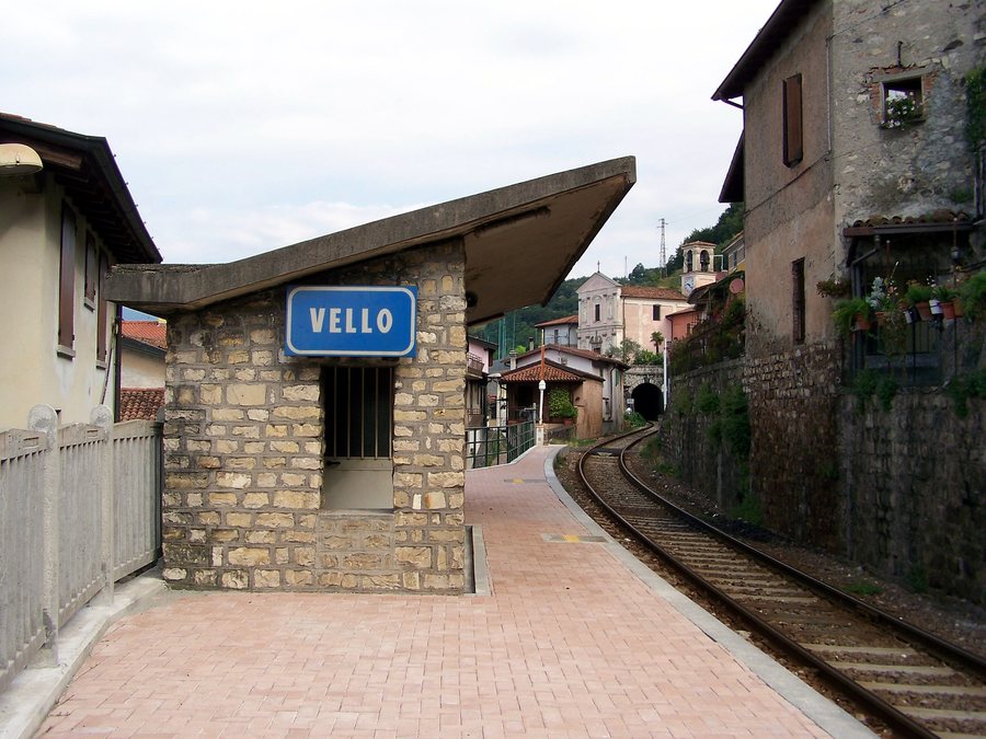 File:Stazione di Vello lato Marone 20090712.jpg