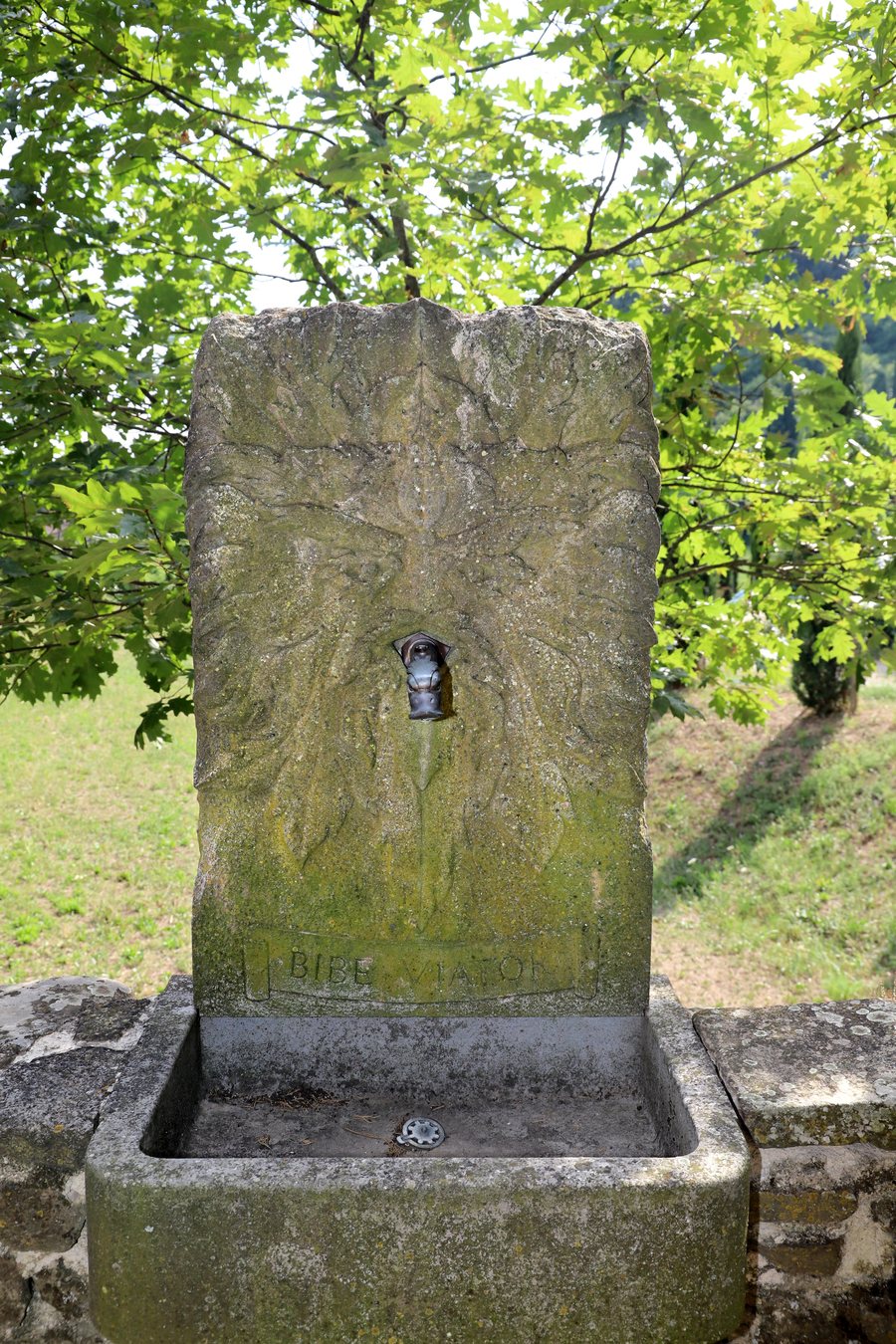 File:Santo stefano a grezzano, fonte con mascherone e la scritta bibe viator.jpg