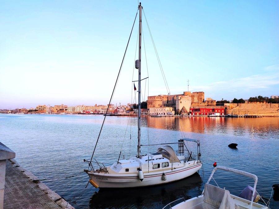 File:Porto di Brindisi - Castello Svevo.jpg