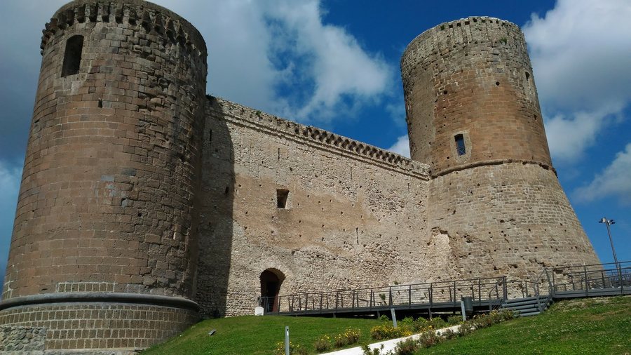 File:Castello di Lettere visto dall'accesso all'area.jpg