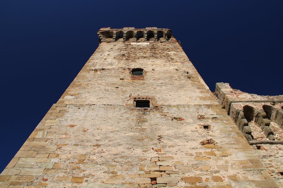 File:Rocca del Brunelleschi (Vicopisano) 01.jpg