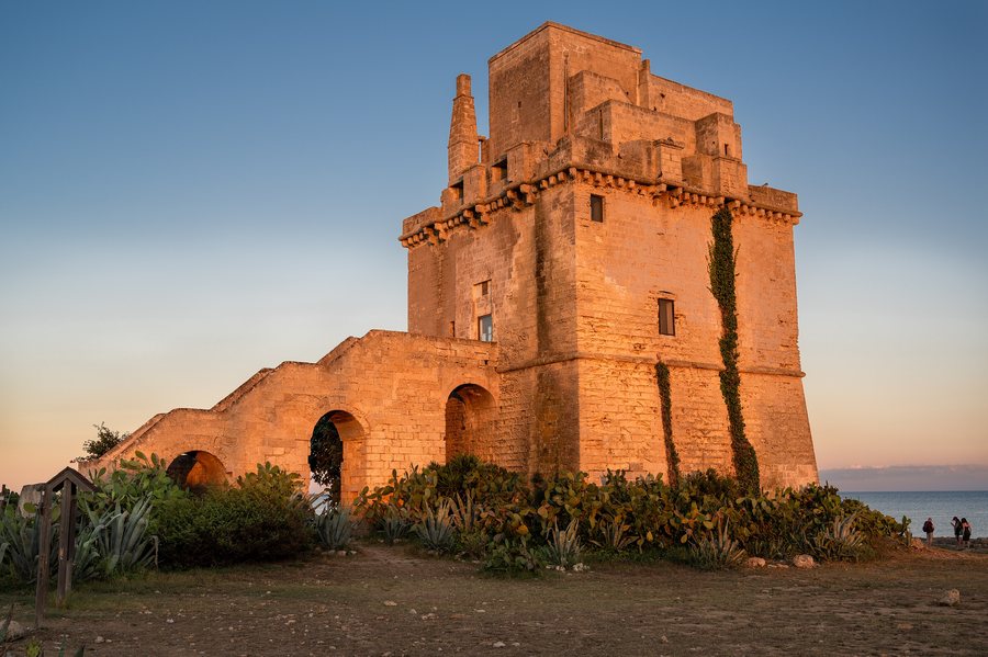 File:Defensive tower Torre Colimena in Apulia, Southern Italy - 50361655703.jpg