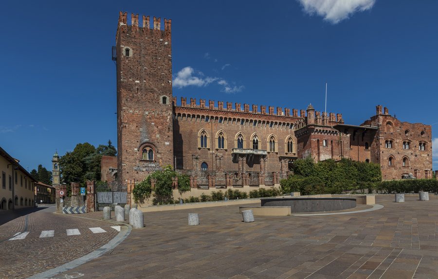 File:Castello Carimate in Piazza Castello.jpg