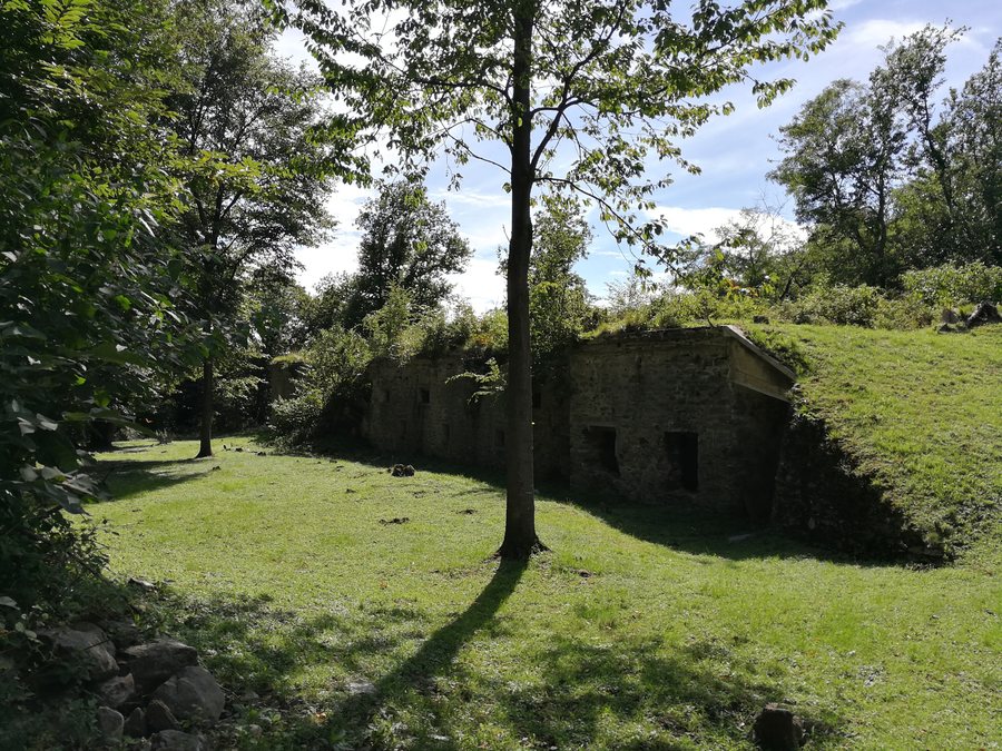 File:Caserma blindata al Paùl Vestreno.jpg