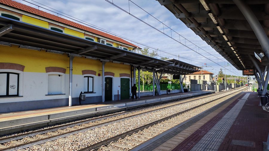 File:2023-04-26 17-45-05 stazione di Ceriano Laghetto Solaro.jpg