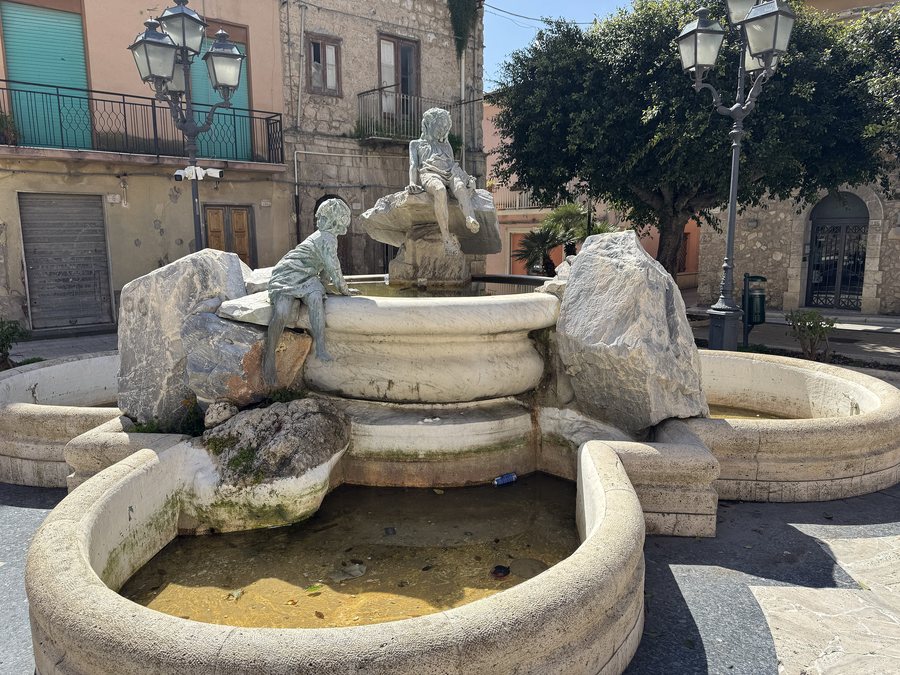 File:Fontana delle fanciulle (Campobello di Licata).jpg