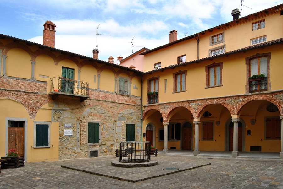 File:Monghidoro - Italy - cloister of St Michael Abbey (1530).jpg