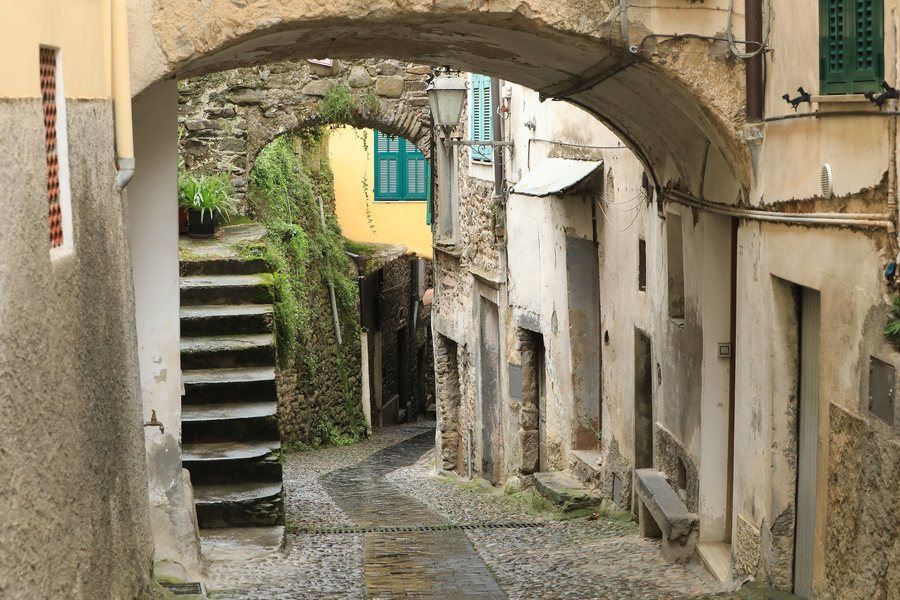 File:Street in Pigna, Italy - 1.jpg