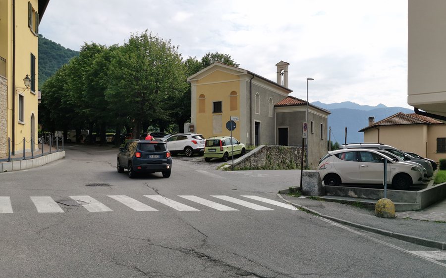 File:Intersection Via Carribbio with Via Cesare Cantù (Galbiate).jpg