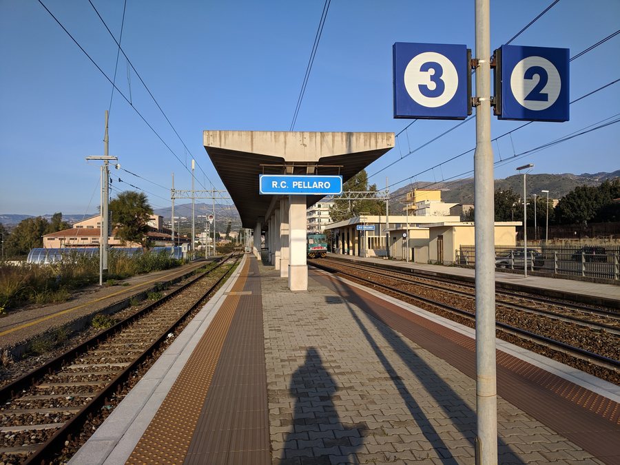 File:Reggio Calabria - stazione Pellaro - binari.jpg