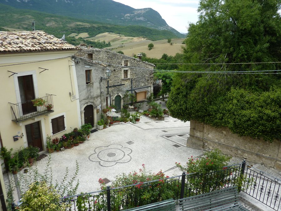 File:Musellaro-PiazzaSSCrocifisso.JPG