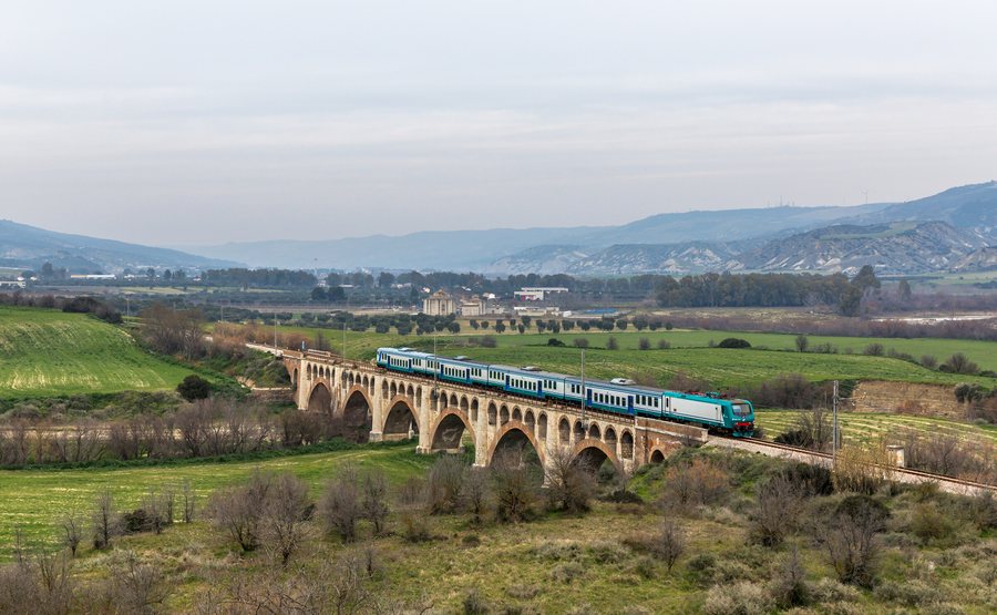 File:E 464 of FS (Trenitalia) between Pisticci and Ferrandina Scalo, Italy.jpg