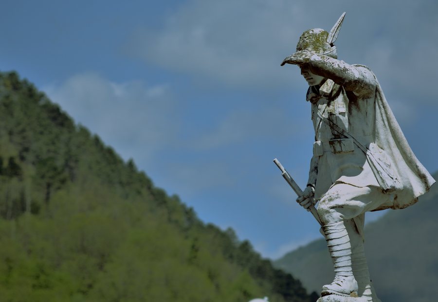 File:Monumento ai Caduti delle due guerre - Sesta Godano.jpg