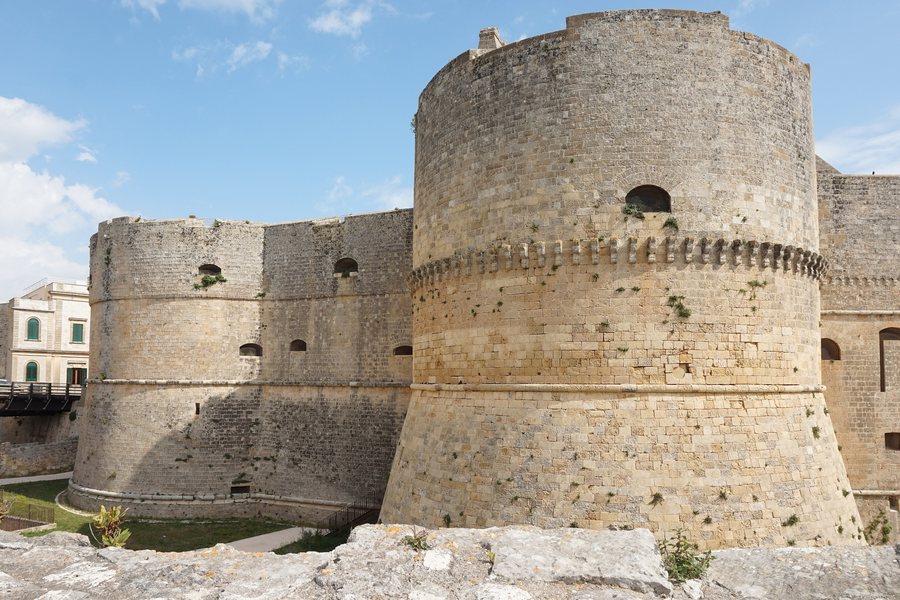 File:Castle of Otranto 03.jpg
