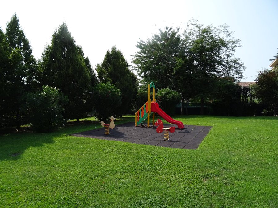 File:Sandrà - Parco giochi.jpg