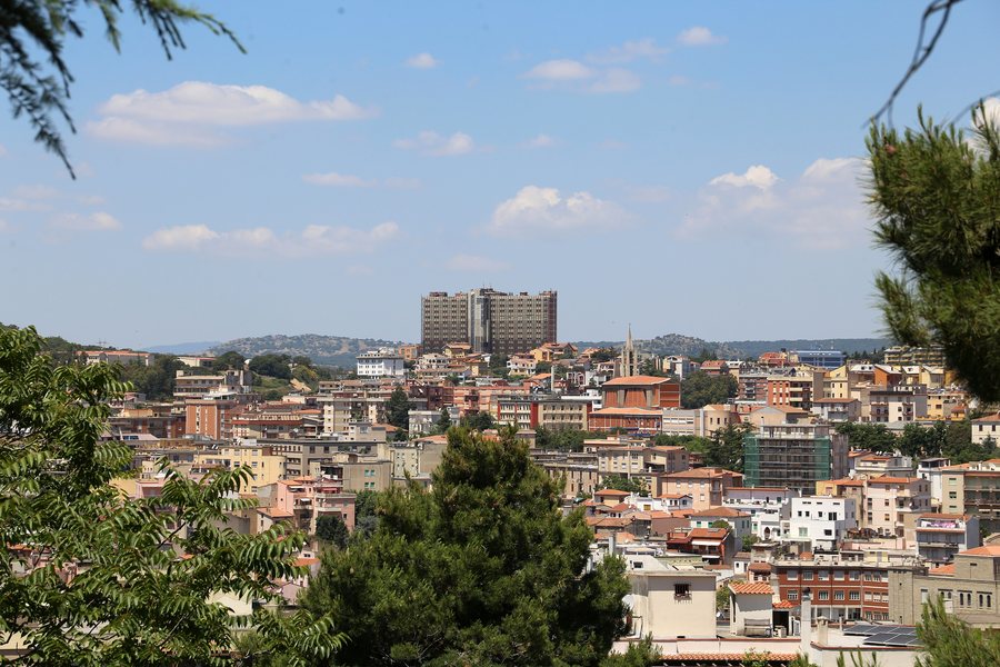 File:Nuoro, veduta con l'ospedale.jpg
