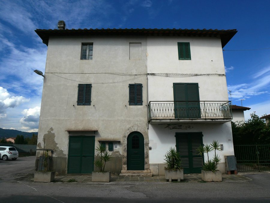 File:Massa e Cozzile, Traversagna, edificio di fianco alla chiesa.jpg