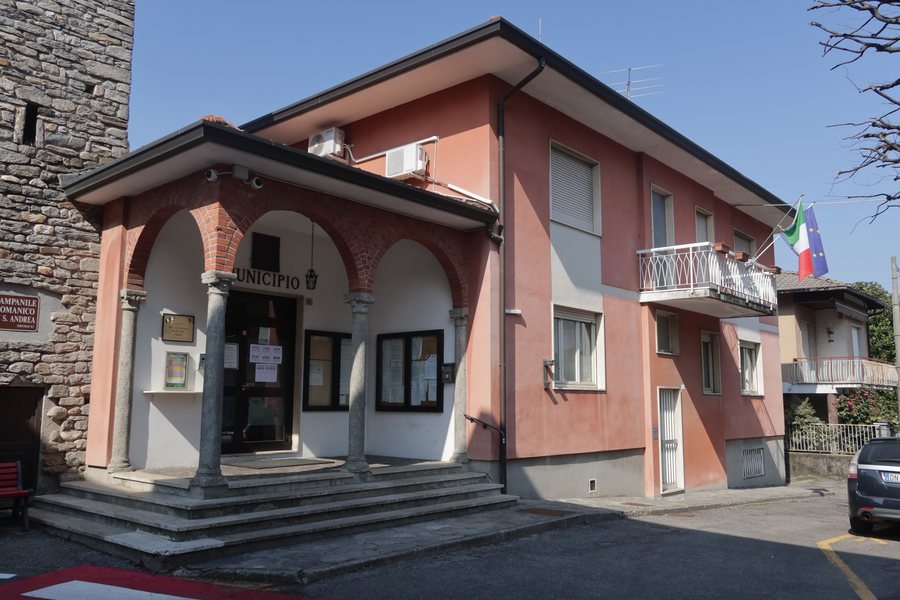 File:Varano Borghi Municipio 02.jpg