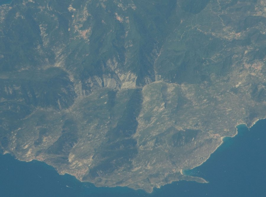 File:ISS020-E-32086 - View of Italy - Elba island - Monte Capanne massif - villages of Marciana (Poggio, Pomonte) and Campo nell'Elba (Fetovaia, Seccheto, San Piero in Campo, Sant'Ilario) (cropped).jpg