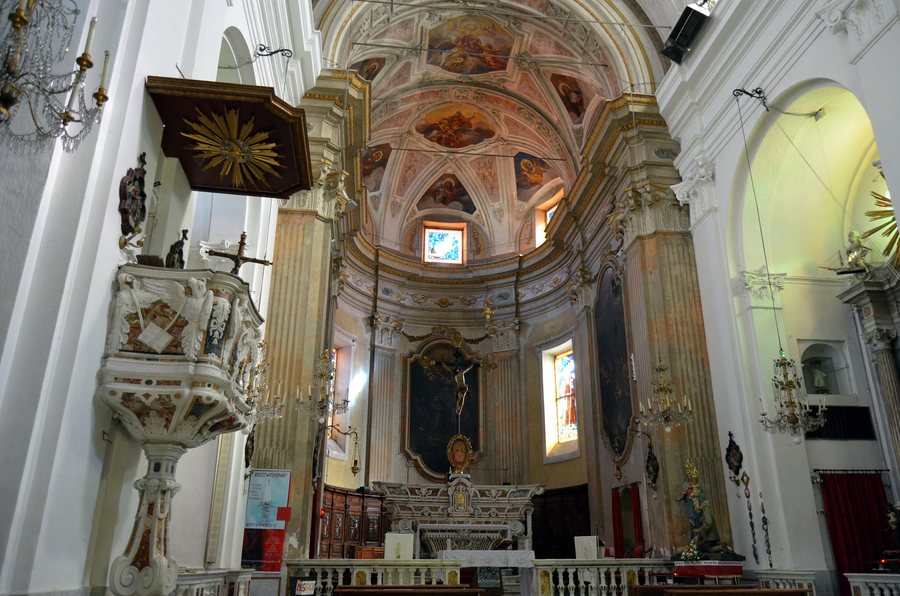 File:Deiva Marina-chiesa sant'Antonio-navata.jpg
