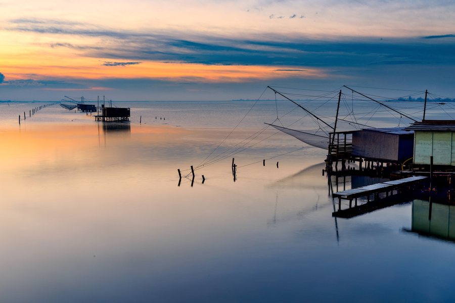 File:Alba tra i casoni di Comacchio.jpg